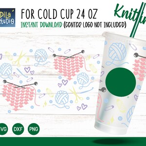 Puede incluir: Un vaso frío de plástico transparente de 24 onzas con un diseño de ovillos de lana, agujas de tejer y corazones. El texto "Kniting" está en la parte superior del vaso. El texto "FOR COLD CUP 24 OZ" y "INSTANT DOWNLOAD (CENTER LOGO NOT INCLUDED)" está en la parte superior de la imagen.
