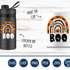 Puede incluir: Botella de agua negra y taza blanca con un dise&ntilde;o tem&aacute;tico de Halloween. El dise&ntilde;o presenta un arco&iacute;ris con murci&eacute;lagos, telara&ntilde;as y una calabaza, con la palabra "BOO" en una fuente goteante. Tambi&eacute;n se ve el texto "PRINT ON CUP" y "STICKER ON BOTTLE".
