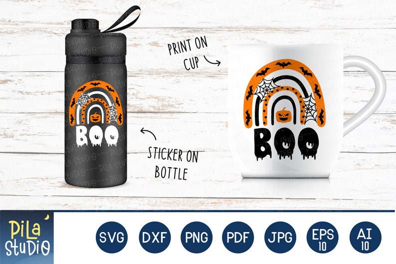 Puede incluir: Botella de agua negra y taza blanca con un dise&ntilde;o tem&aacute;tico de Halloween. El dise&ntilde;o presenta un arco&iacute;ris con murci&eacute;lagos, telara&ntilde;as y una calabaza, con la palabra "BOO" en una fuente goteante. Tambi&eacute;n se ve el texto "PRINT ON CUP" y "STICKER ON BOTTLE".