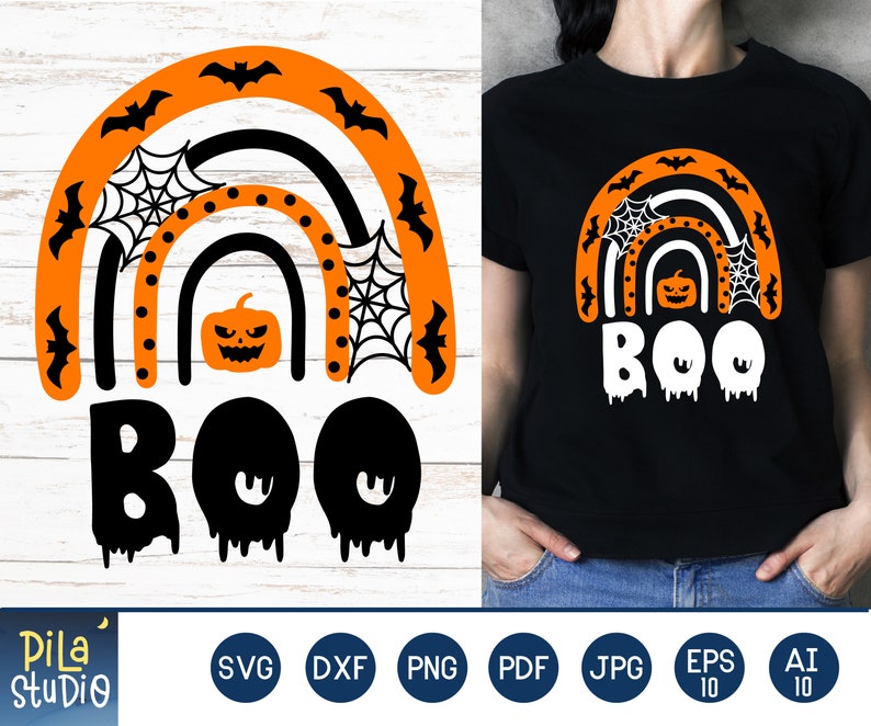 Puede incluir: Camiseta negra con un dise&ntilde;o de arco&iacute;ris de Halloween. El arco&iacute;ris es naranja, negro y blanco, con murci&eacute;lagos, telara&ntilde;as y una calabaza. La palabra "BOO" est&aacute; escrita en blanco con efectos de goteo.