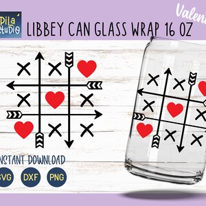 Könnte beinhalten: Ein digitales Design für eine 473 ml Dosen-Glasverpackung mit einem Tic-Tac-Toe-Brett mit Herzen und Pfeilen. Das Design ist in Schwarzweiß mit roten Herzen. Der Text "Valentine" und "LIBBEY CAN GLASS WRAP 16 OZ" befindet sich oben im Bild.