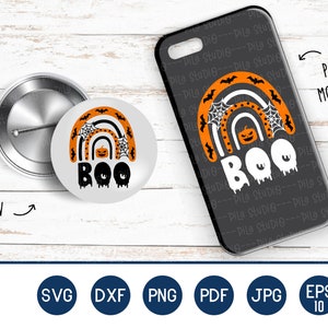 Puede incluir: Un dise&ntilde;o de Halloween con un arco&iacute;ris, murci&eacute;lagos, telara&ntilde;as y una calabaza, junto con la palabra "BOO". El dise&ntilde;o se muestra en un pin y una funda de tel&eacute;fono. La imagen tambi&eacute;n incluye el texto "Print on Pin" y "Print on Mobile Case".