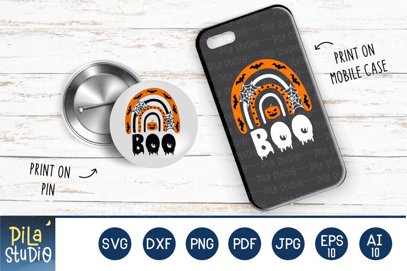 Puede incluir: Un dise&ntilde;o de Halloween con un arco&iacute;ris, murci&eacute;lagos, telara&ntilde;as y una calabaza, junto con la palabra "BOO". El dise&ntilde;o se muestra en un pin y una funda de tel&eacute;fono. La imagen tambi&eacute;n incluye el texto "Print on Pin" y "Print on Mobile Case".
