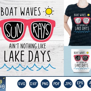 Op de afbeelding: Een digitaal ontwerp met een zonnebril met de woorden "Sun Rays" op de glazen. De tekst "Boat Waves" en "Ain't Nothing Like Lake Days" is ook inbegrepen, samen met een zon en golvende lijnen.