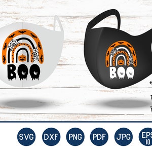 Puede incluir: Dos mascarillas, una blanca y otra negra, con un dise&ntilde;o tem&aacute;tico de Halloween. El dise&ntilde;o incluye un arco&iacute;ris con murci&eacute;lagos, telara&ntilde;as y una calabaza, con la palabra "BOO" en letras negritas. Tambi&eacute;n se ve el texto "PRINT ON FACE MASK".