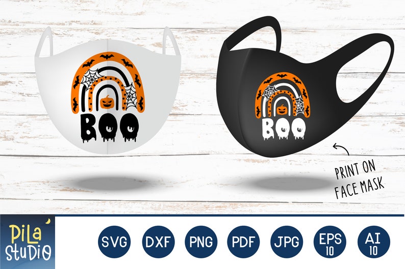 Puede incluir: Dos mascarillas, una blanca y otra negra, con un dise&ntilde;o tem&aacute;tico de Halloween. El dise&ntilde;o incluye un arco&iacute;ris con murci&eacute;lagos, telara&ntilde;as y una calabaza, con la palabra "BOO" en letras negritas. Tambi&eacute;n se ve el texto "PRINT ON FACE MASK".