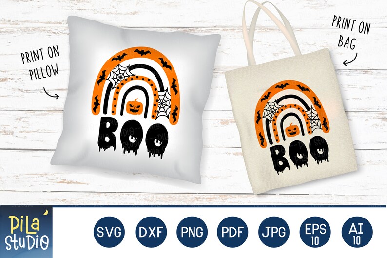 Puede incluir: Una almohada blanca y una bolsa tote beige presentan un dise&ntilde;o tem&aacute;tico de Halloween. El dise&ntilde;o incluye un arco&iacute;ris con murci&eacute;lagos naranjas, telara&ntilde;as y una calabaza, con la palabra "BOO" en negro. Tambi&eacute;n se ve el texto "PRINT ON PILLOW" y "PRINT ON BAG".