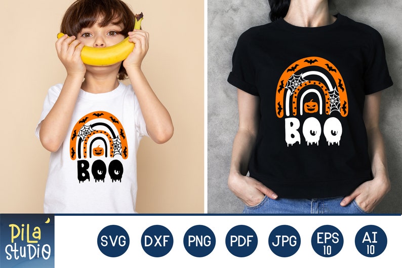 Puede incluir: Dos camisetas, una blanca y otra negra, con un dise&ntilde;o de arco&iacute;ris de Halloween. El arco&iacute;ris presenta murci&eacute;lagos naranjas, telara&ntilde;as y una calabaza. La palabra "BOO" est&aacute; escrita en blanco con efectos de goteo.