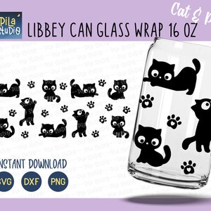 Op de afbeelding: Een digitaal downloadbaar ontwerp voor een 16 ounce blikjesglaswikkel met een patroon van een zwarte kat en poot afdrukken. Het ontwerp bevat verschillende kat houdingen en poot afdrukken. De tekst "Cat & Paw" en "LIBBEY CAN GLASS WRAP 16 OZ" is opgenomen in het ontwerp.