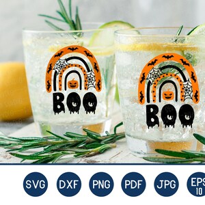 Puede incluir: Dos vasos transparentes con un dise&ntilde;o de arco&iacute;ris tem&aacute;tico de Halloween que dice "BOO". El arco&iacute;ris es naranja, negro y blanco, con murci&eacute;lagos, una telara&ntilde;a y una calabaza. Los vasos est&aacute;n llenos de un l&iacute;quido transparente y adornados con lima.