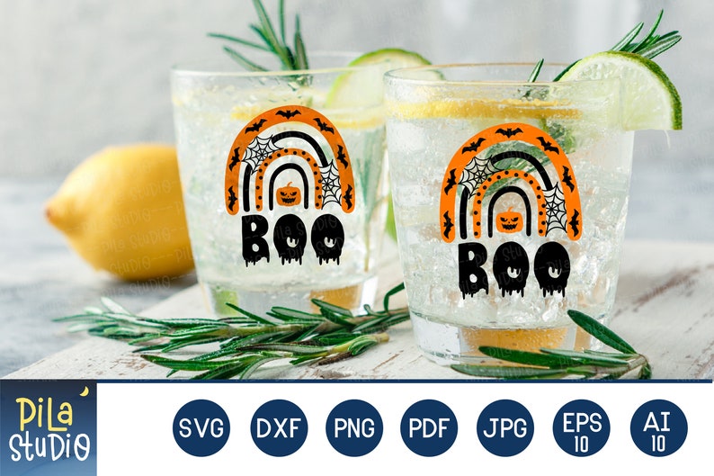 Puede incluir: Dos vasos transparentes con un dise&ntilde;o de arco&iacute;ris tem&aacute;tico de Halloween que dice "BOO". El arco&iacute;ris es naranja, negro y blanco, con murci&eacute;lagos, una telara&ntilde;a y una calabaza. Los vasos est&aacute;n llenos de un l&iacute;quido transparente y adornados con lima.
