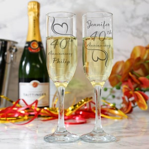 Personalised Engraved 40th Wedding Anniversary Champagne Glass Set Ruby Anniversary Gift for Couples | Set of 2 Glasses & Glass Holder Caddy