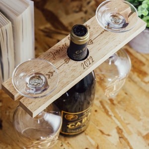Personalisierte Holz Wein Glas Butler Caddy | Verlobung oder Hochzeitsgeschenk für Paare | Weinflaschen- und Weingläserhalter-Set - 2 oder 4 Halter