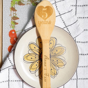 Cuillère en bois gravée personnalisée pour 5e anniversaire de mariage | Cadeau d&#39;anniversaire en bois pour couple | Cadeau souvenir d&#39;articles ménagers en bois