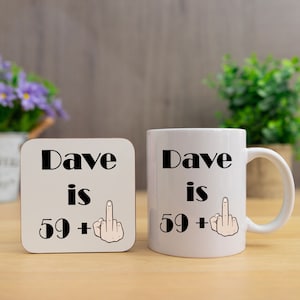 Caneca e porta-copos personalizados para o 60º aniversário | Caneca engraçada para o 60º aniversário - Tenho 59 anos + Dedo do meio | Ideia de presente personalizado para o 60º aniversário - Presente de caneca de chá