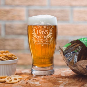 Vintage 1965 pinte à bière gravée - 60e anniversaire vieilli jusqu'à la perfection - 60 ans d'âge cadeaux ensemble de pinte de bière et de sous-bocks tulipe