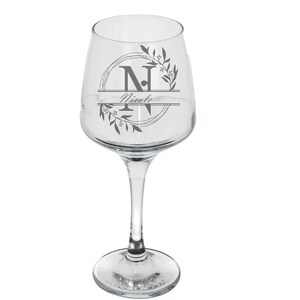 Puede incluir: Una copa de vino de vidrio transparente con un dise&ntilde;o en blanco y negro que presenta una corona floral con la letra "N" y el nombre "Nicole" en una fuente de escritura.