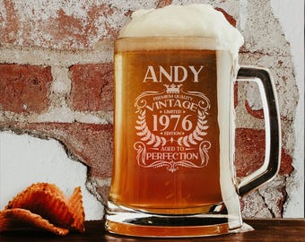 Graverad ölbryggare i glas från 1976, 50-årsdag, åldrad till perfektion – 50-årspresenter, ölglas med handtag och underläggsset