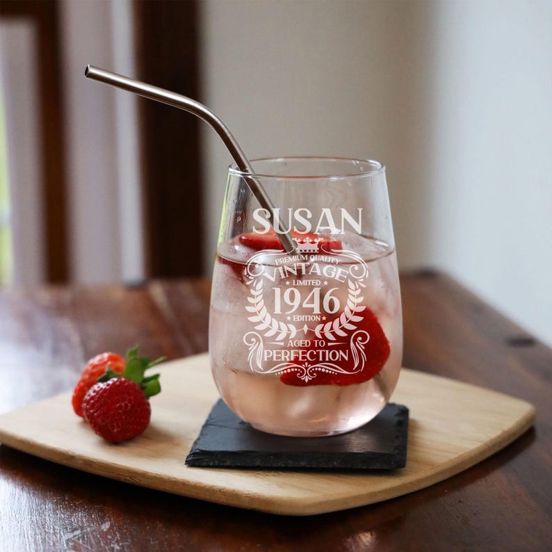 Spersonalizowany, zabytkowy, grawerowany kieliszek do ginu bez nóżki z 1946 r. i/lub podstawka, prezent na 80. urodziny, idealnie dopracowany, prezent dla miłośniczki ginu – 80 lat zdjęcie 13