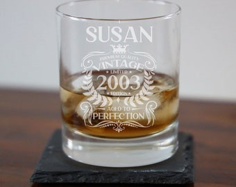 Vaso de whisky grabado vintage de 2003, 21 cumpleaños, envejecido a la perfección, regalos de 21 años, vaso de whisky escocés bourbon y juego de posavasos