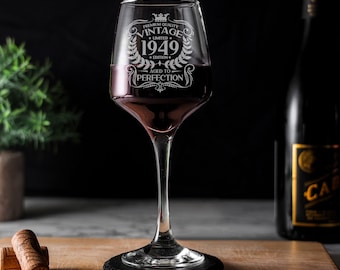 Copa de vino grabada vintage de 1949, 75.º cumpleaños, envejecida a la perfección, regalos de 75 años, juego de posavasos y copa de rosa roja y blanca