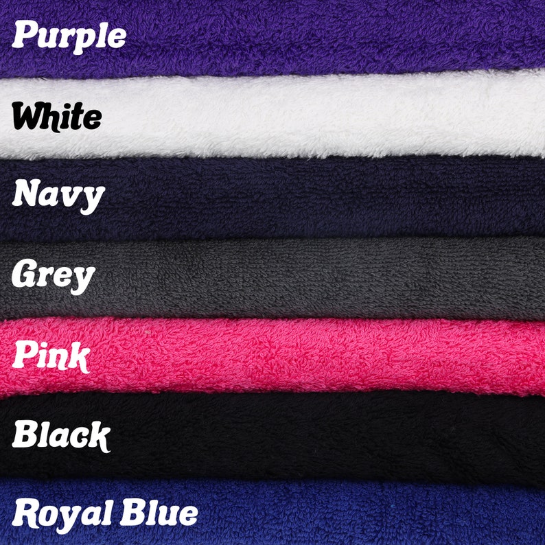 Puede incluir: Una pila de siete toallas de diferentes colores, incluyendo morado, blanco, azul marino, gris, rosa, negro y azul real.