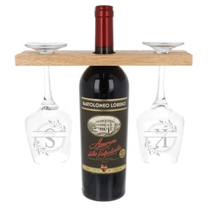 Puede incluir: Un estante de vino de madera con dos copas de vino. Las copas tienen un dise&ntilde;o de monograma con las letras "S" e "Y" en un c&iacute;rculo con un dise&ntilde;o de rama. La botella de vino est&aacute; etiquetada como "Bartolomeo Lorenzi Amarone della Valpolicella 2017".