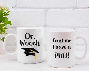 Tasse et dessous de verre personnalisés « Faites-moi confiance, j'ai un doctorat » | Cadeau de remise des diplômes | Cadeau de diplômé de doctorat | Tasse de nouveauté | Cadeau de docteur en philosophie