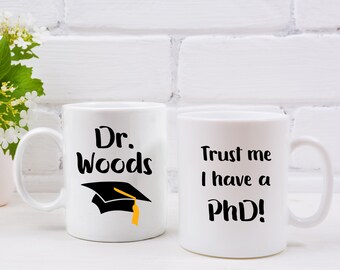 Tasse et dessous de verre personnalisés « Faites-moi confiance, j'ai un doctorat » | Cadeau de remise des diplômes | Cadeau de diplômé de doctorat | Tasse de nouveauté | Cadeau de docteur en philosophie