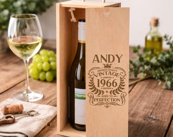 Caja de madera personalizada para botella de vino Vintage 1966, envejecida a la perfección, para su 60 cumpleaños, recuerdo de cumpleaños, regalo de vino.