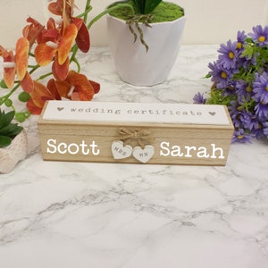 Coffret cadeau personnalisé certificat de mariage M. et Mme porte-certificat de mariage coeurs en bois | Cadeau de mariage personnalisé pour couple