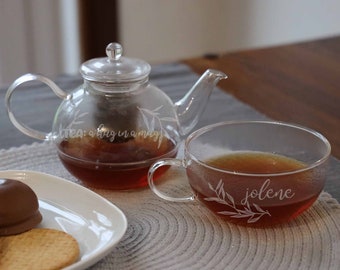 Thé en verre gravé personnalisé pour une théière et une tasse | Câlin dans une tasse | Cadeau de boîte à thé de l’après-midi | Coffret Thé & Biscuits | Cadeaux d'anniversaire