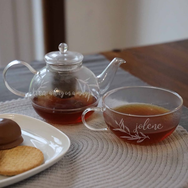 Thé en verre gravé personnalisé pour une théière et une tasse | Câlin dans une tasse | Boîte cadeau thé de l'après-midi | Coffret cadeau thé et biscuits | Cadeaux d'anniversaire