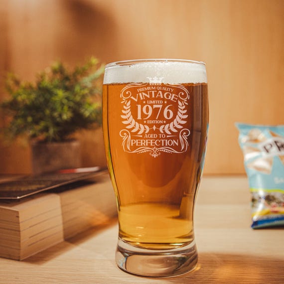 Vintage 1976 Engraved Beer Pint Glass - Personalised 50th Birthday Gift – 50 Year Old Aged to Perfection Beer Cider Lager Tulip Pint Glass