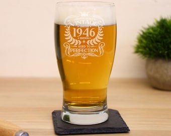 Vaso de cerveza vintage personalizado de 1946 grabado, regalo de 80 cumpleaños envejecido a la perfección, ideal para celebrar los 80 años. Incluye vaso de cerveza tipo tulipán y/o posavasos.