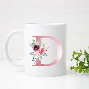 Elegante taza de cerámica con monograma: 325 ml (11 oz) con inicial floral rosa. Regalo para mujeres, abuelas, mamás, maestras, damas de honor y cumpleaños.
