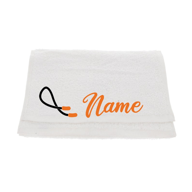 Puede incluir: Toalla blanca con una cuerda de saltar negra y la palabra "Name" en cursiva naranja.