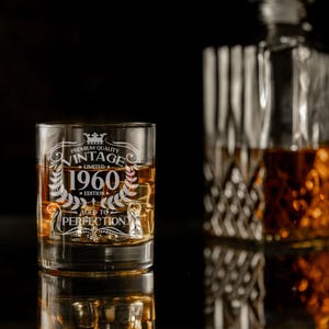 Vintage 1960 gegraveerd whiskyglas - 65e verjaardag tot in de perfectie gerijpt - 65-jarige geschenken Bourbon Scotch Whisky Tumbler Glass & Coaster Set