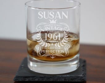 Vaso de whisky vintage personalizado de 1961 grabado - 65º cumpleaños, envejecido a la perfección - Regalos para 65 años, vaso de whisky escocés Bourbon