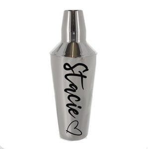 Puede incluir: Un coctelera de plata con el nombre "Stacie" y un coraz&oacute;n escrito en negro.