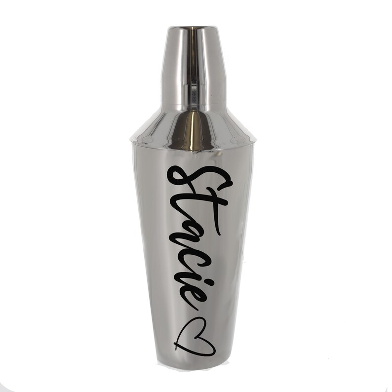 Puede incluir: Un coctelera de plata con el nombre "Stacie" y un coraz&oacute;n escrito en negro.