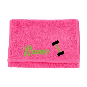 Puede incluir: Toalla rosa con la palabra "Name" y un gr&aacute;fico de mancuerna negra bordado en verde.