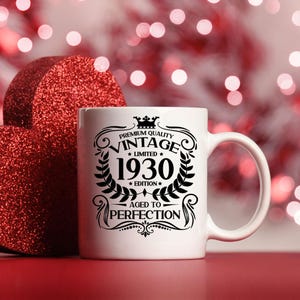 Vintage 1930 Tasse mit Untersetzer - 95 Geburtstag Tasse gealtert zur Perfektion - personalisierte 95 Jahre alte Geschenke - 95 Geburtstag Geschenkidee für Sie / Ihn
