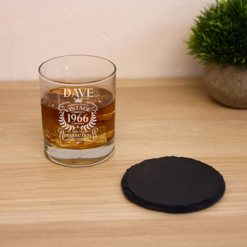 Copo de uísque vintage gravado de 1966 - Personalizado para o 60º aniversário - Envelhecido à perfeição - Presente para quem completa 60 anos - Copo para uísque bourbon e escocês imagem 14
