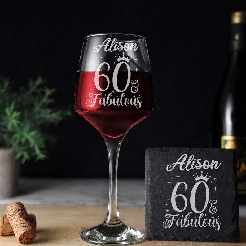 60 en fantastisch gegraveerd wijnglas 60e verjaardagsglas Cadeaus voor 60 jaar oud 60e verjaardag Rood Wit Rose Wijnglas en onderzetterset afbeelding 1