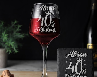 40 & Fabulous Copa de vino grabada - 40 cumpleaños envejecido a la perfección - Regalos de 40 años Juego de posavasos y copa de rosa roja y blanca 40 cumpleaños