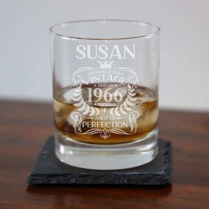 Copo de uísque vintage gravado de 1966 - Personalizado para o 60º aniversário - Envelhecido à perfeição - Presente para quem completa 60 anos - Copo para uísque bourbon e escocês imagem 7