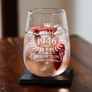 Spersonalizowany, zabytkowy, grawerowany kieliszek do ginu bez nóżki z 1946 r. i/lub podstawka, prezent na 80. urodziny, idealnie dopracowany, prezent dla miłośniczki ginu – 80 lat zdjęcie 4