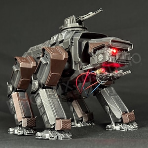 Peut inclure: Une figurine de robot quadrupède mécanique avec une finition gris métallique et marron. La figurine possède une tourelle sur le dos, des jambes articulées et une tête avec des yeux LED rouges lumineux et des fils rouges et bleus apparents.
