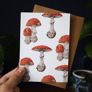 de voeux champignon agaric de Zazzle.be Liste d'envies Vous avez des idées ? Champignon vénéneux Amanita Muscaria en quête de nourriture | Aquarelle | Cartes de remerciement, cartes d'anniversaire, toutes les occasions